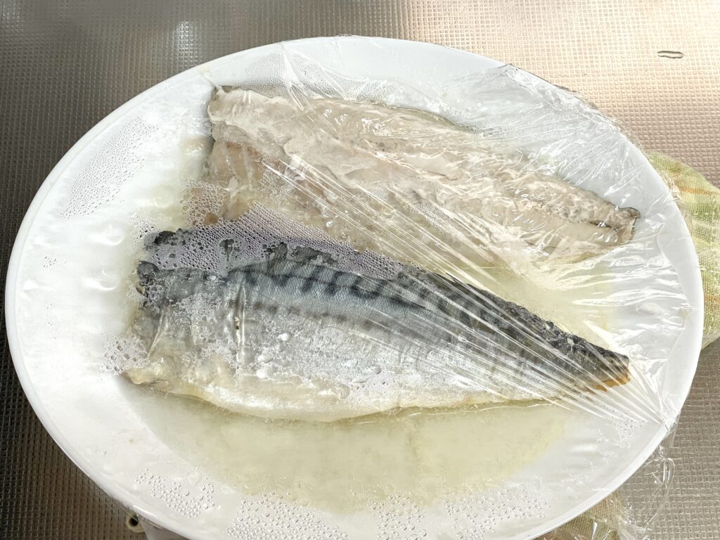 電子レンジで、冷凍サバを加熱する