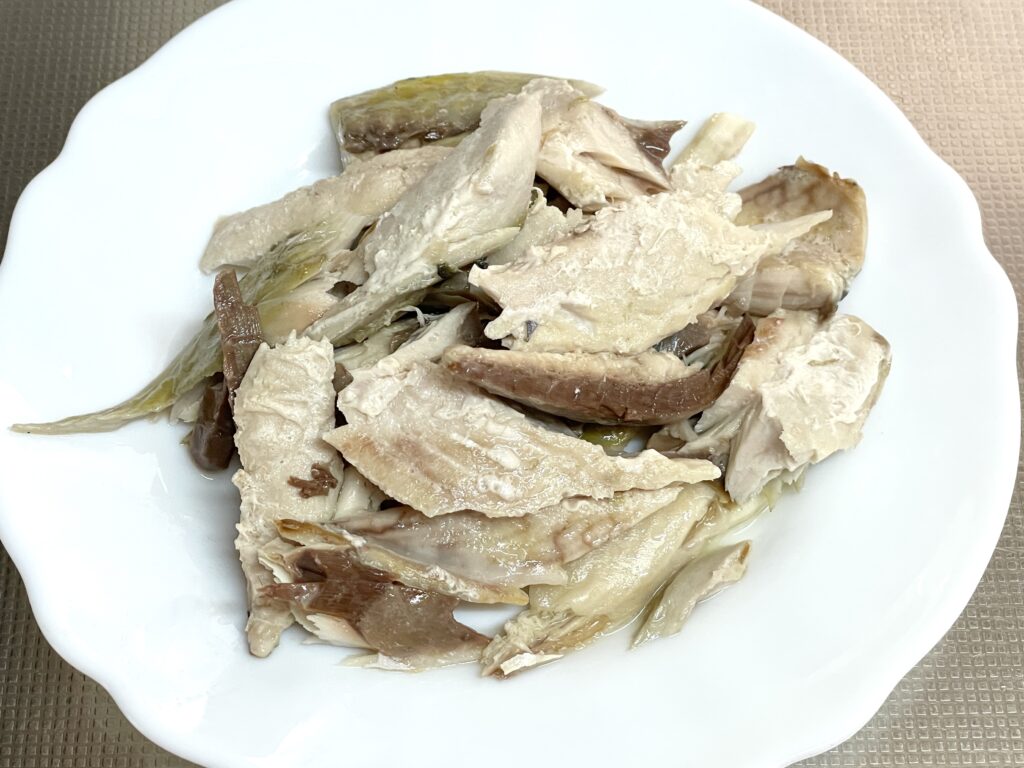 加熱したサバを、適当な大きさにほぐす
