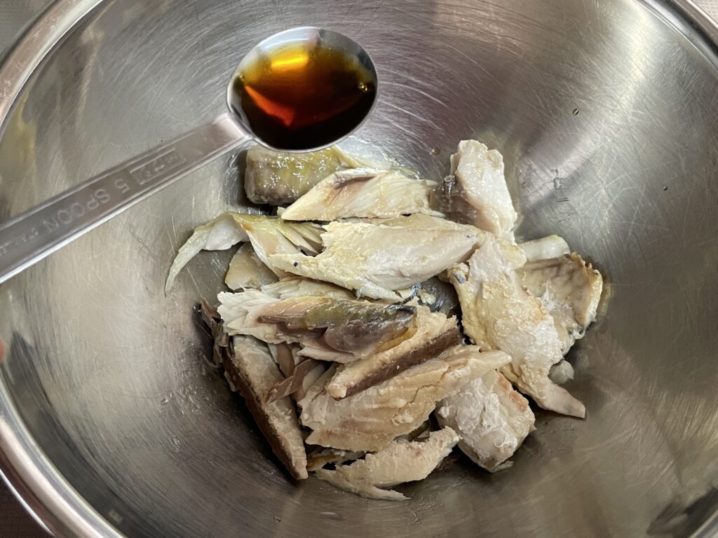 ポン酢でサバに、味付けしておく