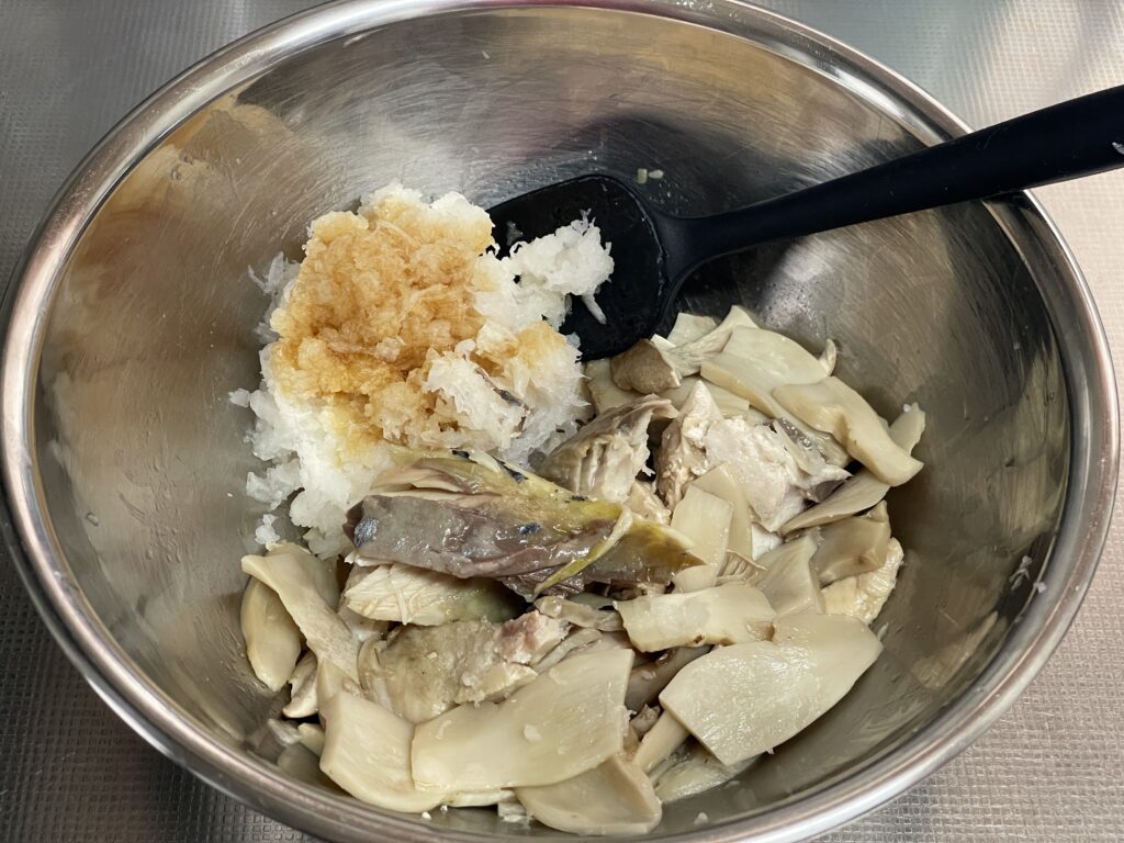 さば・エリンギ・大根おろしをポン酢で混ぜる