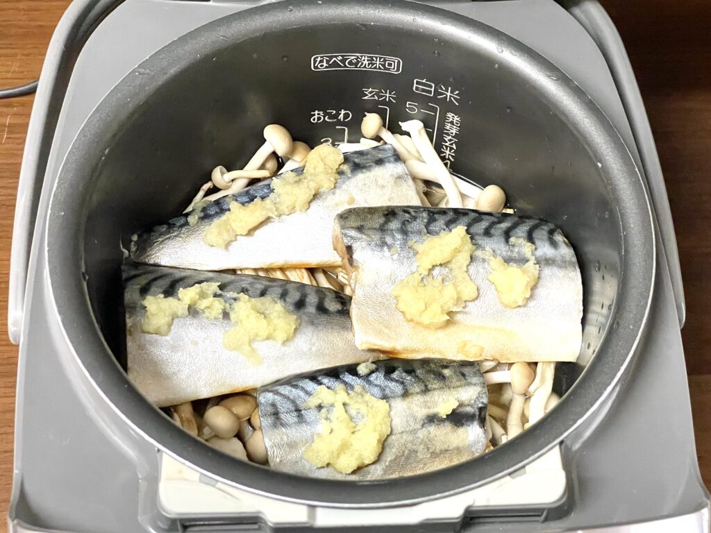 冷凍サバご飯、炊飯器にセット