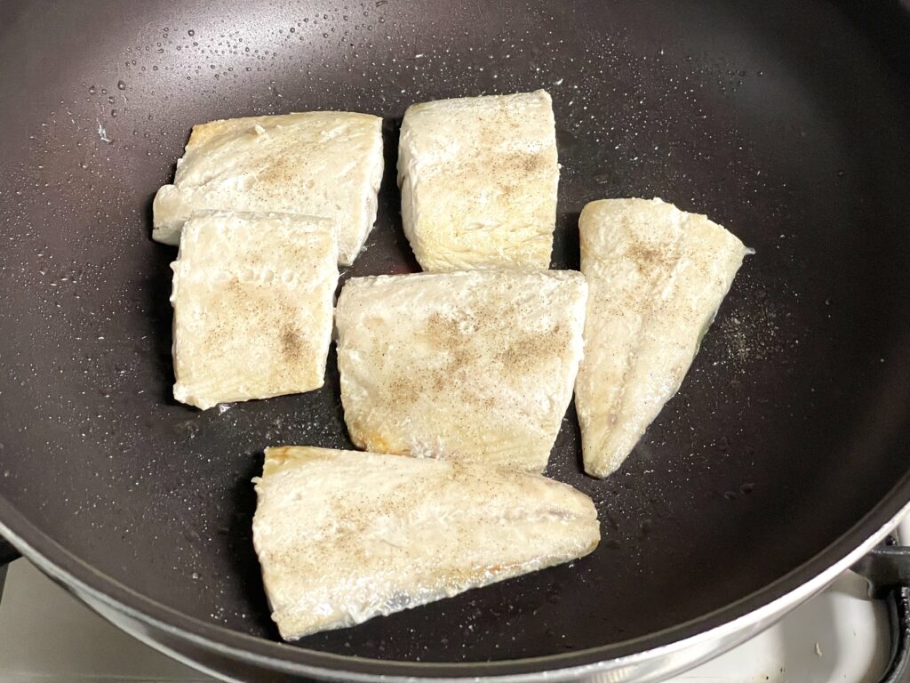 冷凍サバを焼く
