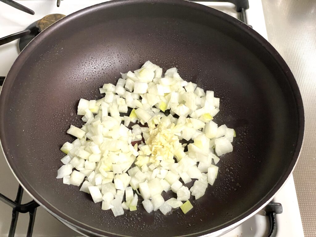 玉ねぎとにんにくを炒める