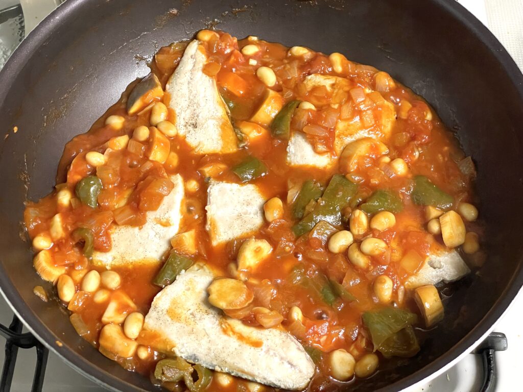 焼いておいたサバを入れて、煮こむ