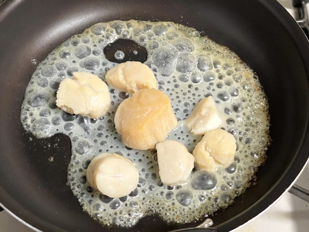 フライパンでホタテを焼く