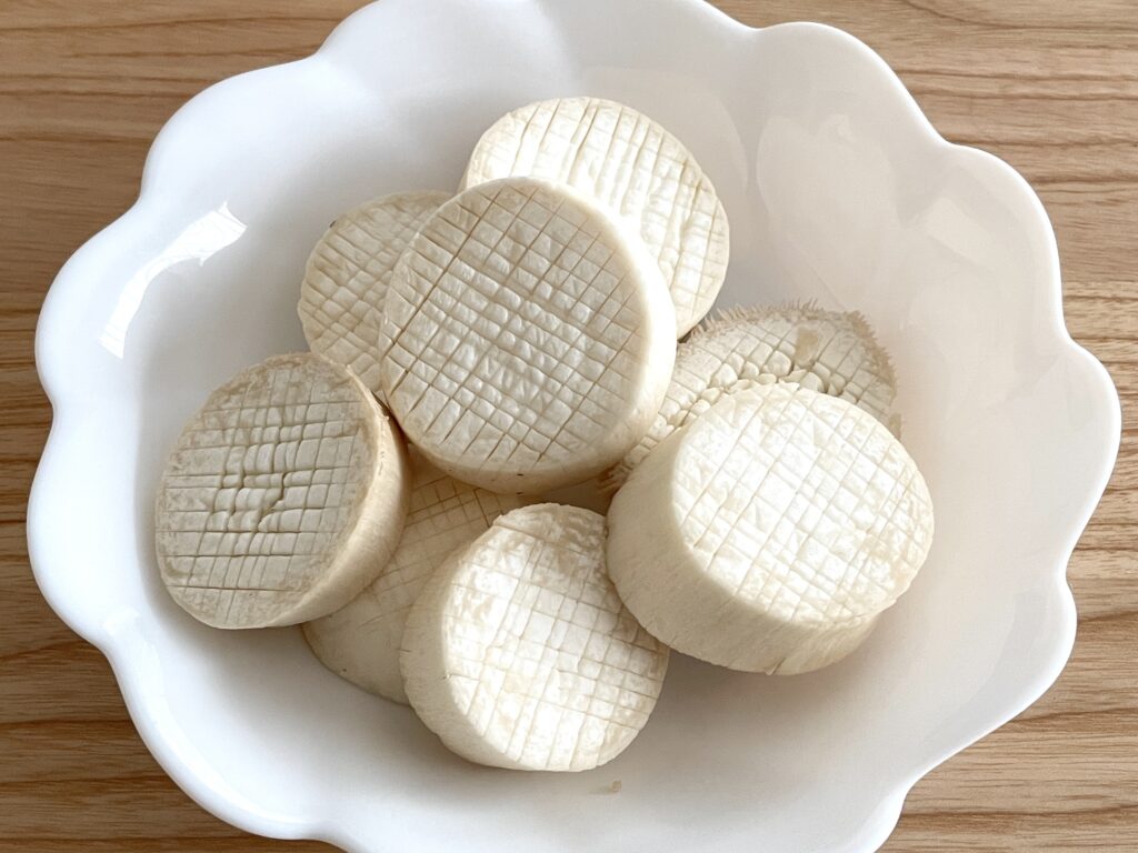 エリンギに切り込みを入れる