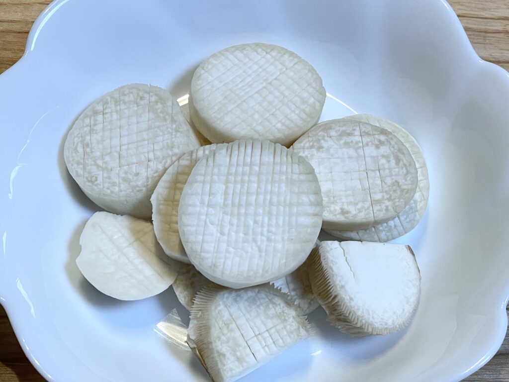 エリンギの片方に切り込みを入れる