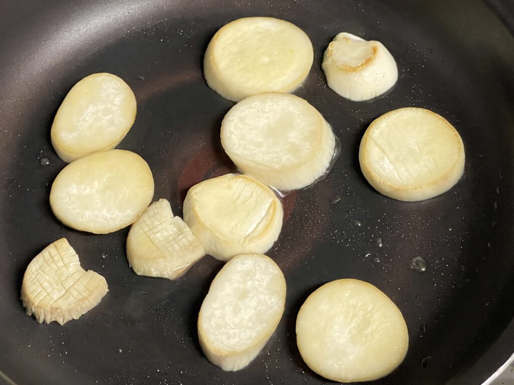 エリンギをオリーブオイルで炒める