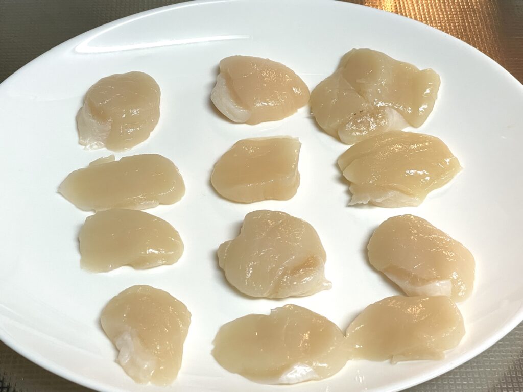 ホタテの厚みを半分にカットする