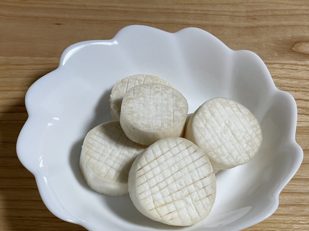 エリンギに、縦横の切り込みを入れる