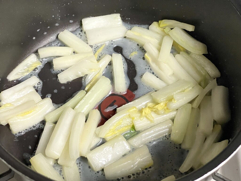 白菜の芯を先に炒める