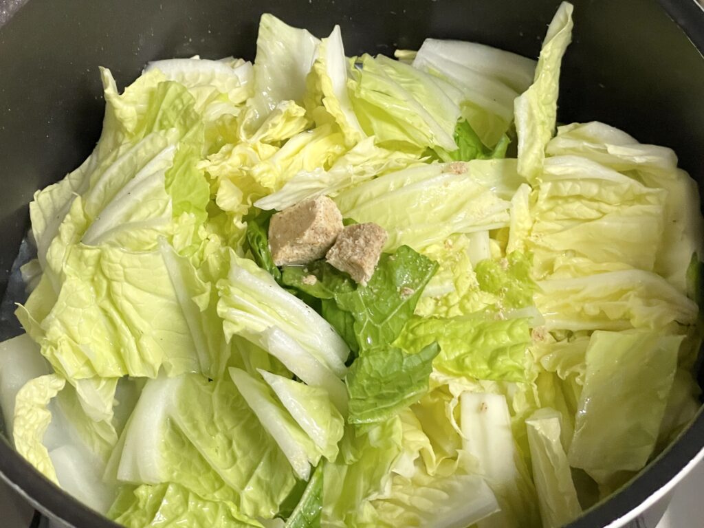 水100ml・コンソメキューブ・白菜の葉を入れて、中火の弱火で煮る